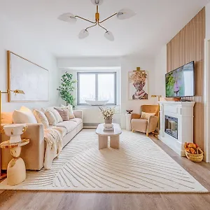 Skyline Spectacle Modern Designer Studio With Panoramic Nyc Views Apartment New York